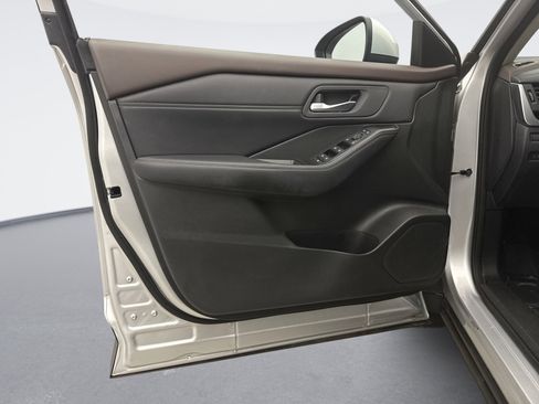 Used 2023 Nissan Rogue SV w/ SV Premium B Package image 9