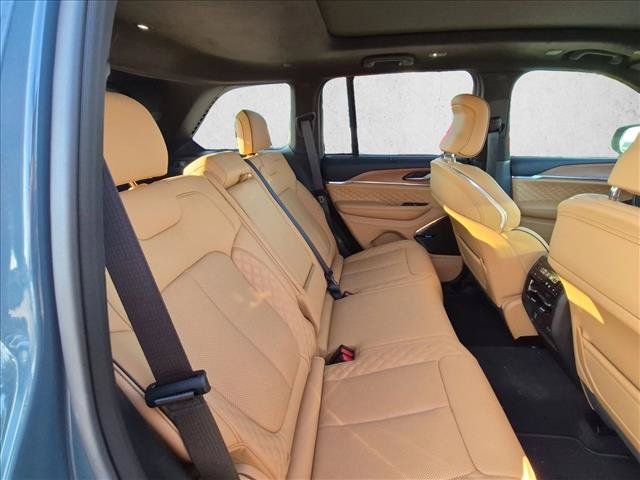 Used 2026 Jeep Grand Cherokee Summit w/ Obsidian Package AWD/4WD image 16