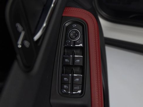 Certified 2025 Porsche Macan AWD/4WD image 21