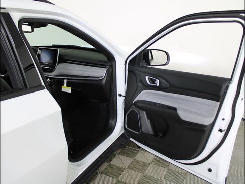 New 2025 Jeep Compass Latitude image 33