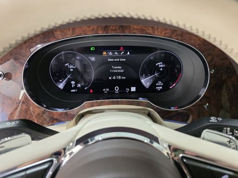 Used 2023 Bentley Bentayga image 18