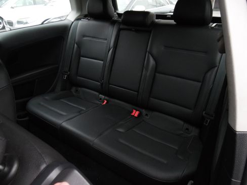 Used 2015 Volkswagen Golf S image 16