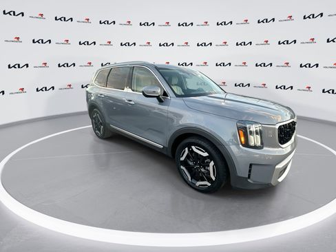 Used 2023 Kia Telluride EX image 2