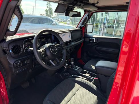 Used 2025 Jeep Wrangler Unlimited Rubicon 4xe w/ Convenience Group AWD/4WD image 17