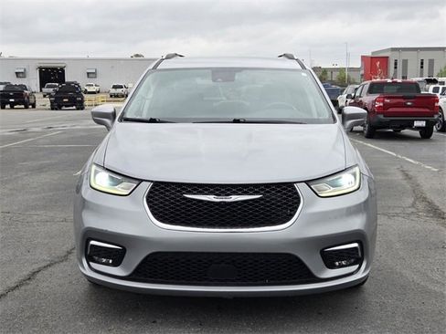 Used 2021 Chrysler Pacifica Touring-L image 8