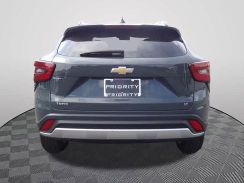 Used 2025 Chevrolet Trax LT FWD image 3