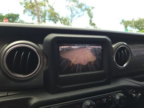Used 2020 Jeep Wrangler Unlimited Sahara AWD/4WD image 17