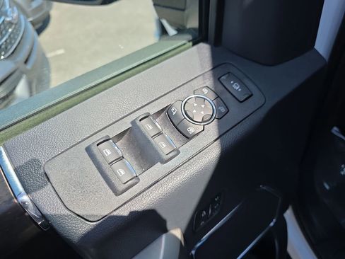 Used 2022 Ford F350 Lariat w/ Chrome Package image 19