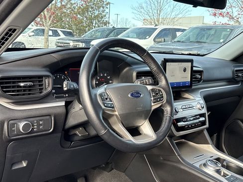 Used 2022 Ford Explorer XLT image 10