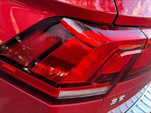 Used 2023 Volkswagen Tiguan SE w/ Panoramic Sunroof Package image 29