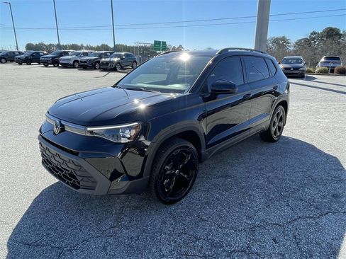 Used 2025 Volkswagen Taos SE image 7
