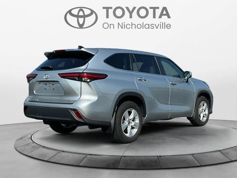 Used 2023 Toyota Highlander LE FWD image 5
