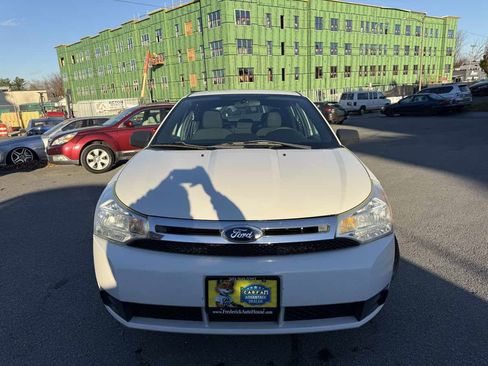 Used 2011 Ford Focus SE image 2