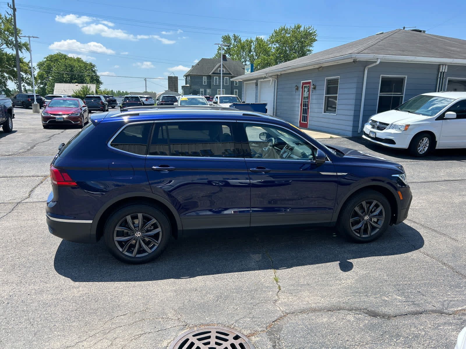 Used 2023 Volkswagen Tiguan SE w/ Panoramic Sunroof Package AWD/4WD image 2