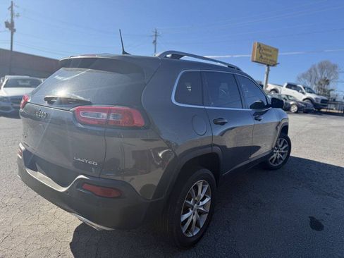 Used 2018 Jeep Cherokee Limited w/ Luxury Group AWD/4WD image 4