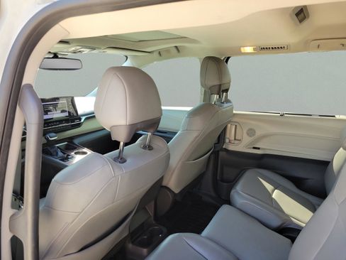 Used 2022 Toyota Sienna XLE FWD image 12