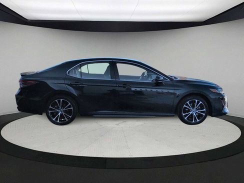 Used 2018 Toyota Camry L image 9