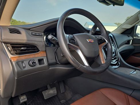 Used 2020 Cadillac Escalade Luxury image 17