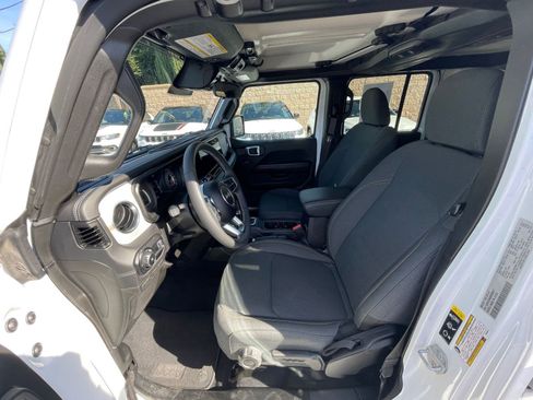 Used 2025 Jeep Wrangler Sahara image 25