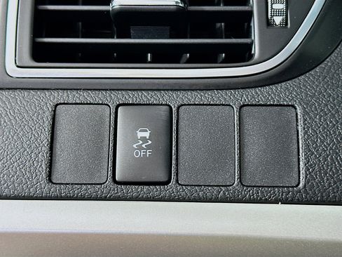 Used 2017 Toyota Camry SE w/ Moonroof Package FWD image 16