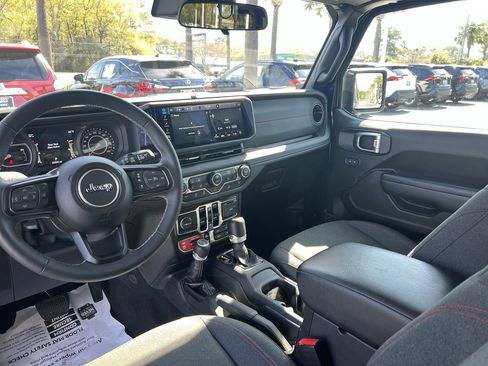Used 2025 Jeep Wrangler Rubicon w/ Convenience Group image 30