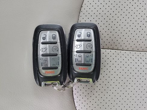 Used 2019 Chrysler Pacifica Touring-L FWD image 32