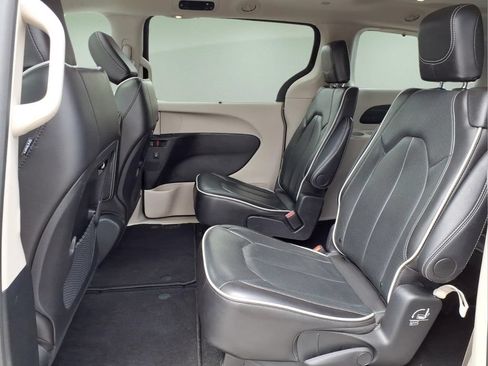 Used 2024 Chrysler Pacifica Limited FWD image 18
