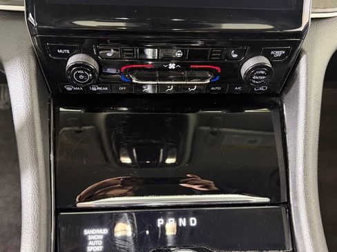 Used 2023 Jeep Grand Cherokee Limited w/ Black Appearance Package AWD/4WD image 25