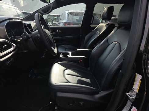Used 2025 Chrysler Pacifica Select image 3
