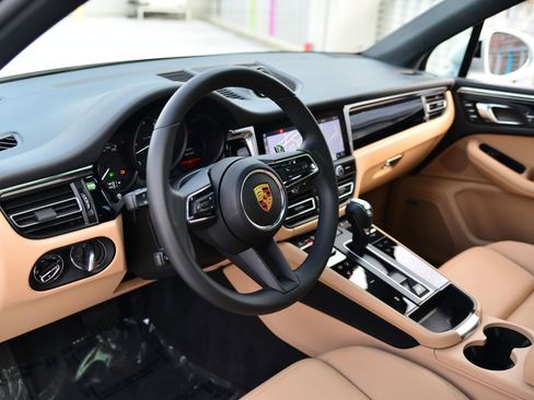 Certified 2025 Porsche Macan image 4