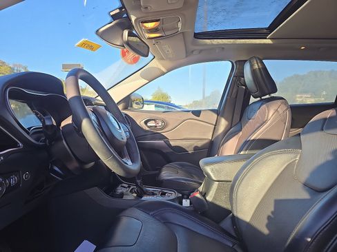 Used 2022 Jeep Cherokee Limited image 11