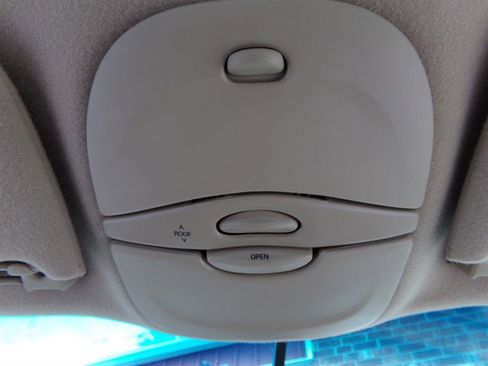 Used 2001 Lincoln Continental image 61