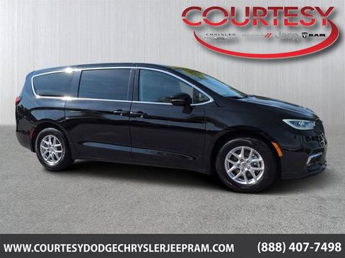 Certified 2024 Chrysler Pacifica Touring-L FWD image 1