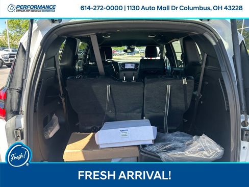Used 2025 Chrysler Pacifica Select FWD image 10