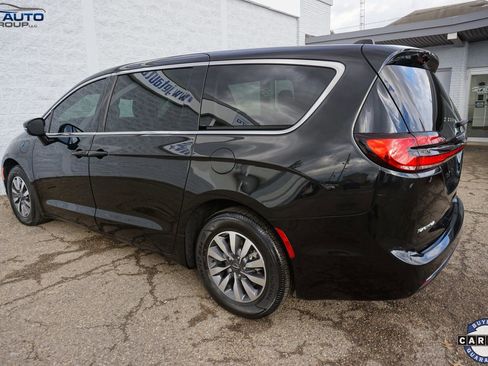 Used 2022 Chrysler Pacifica Touring-L image 8
