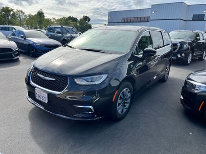 Used 2024 Chrysler Pacifica Select