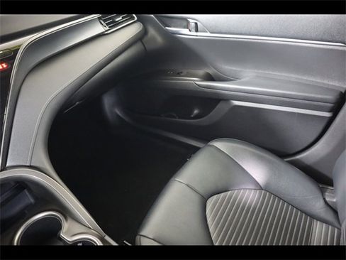 Used 2021 Toyota Camry SE image 18