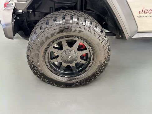 Used 2023 Jeep Wrangler Unlimited Rubicon w/ Cold Weather Group AWD/4WD image 30