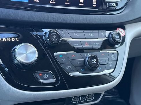 Used 2023 Chrysler Pacifica Touring-L image 28
