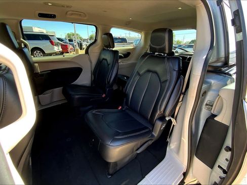 Used 2024 Chrysler Pacifica Touring-L FWD image 21
