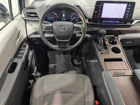Used 2021 Toyota Sienna LE FWD image 4