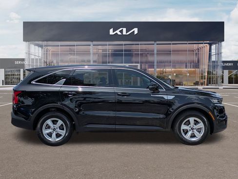 Certified 2022 Kia Sorento LX FWD image 3