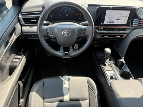 Used 2025 Toyota Camry SE image 4