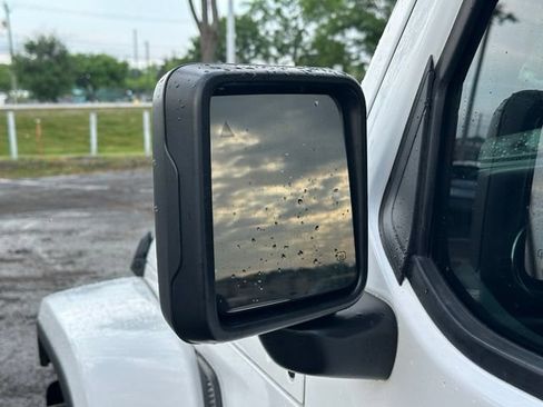 Used 2021 Jeep Wrangler Unlimited Sahara AWD/4WD image 15