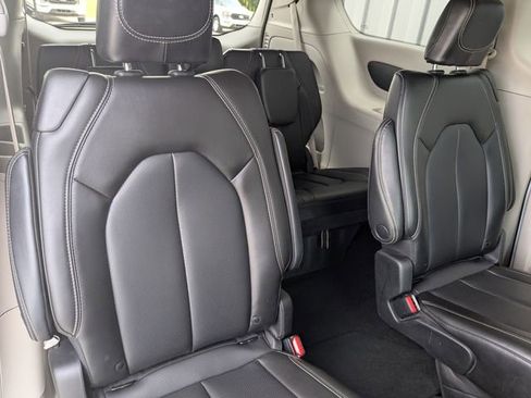 Used 2023 Chrysler Pacifica Touring-L image 30