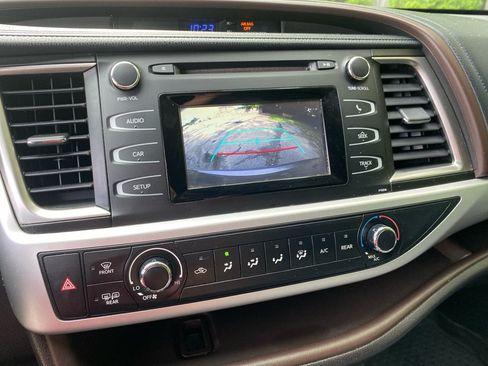 Used 2019 Toyota Highlander LE AWD/4WD image 14