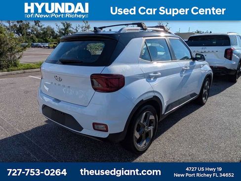 Used 2022 Hyundai Venue Limited FWD image 2