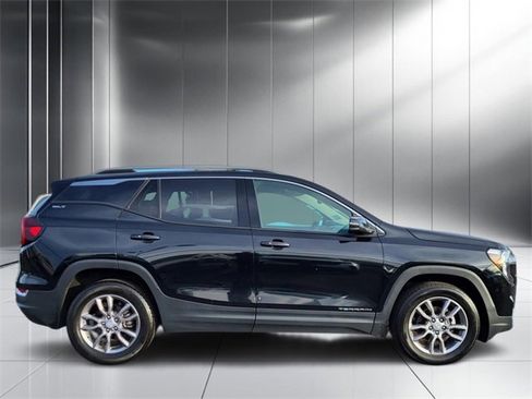 Used 2024 GMC Terrain SLT image 2