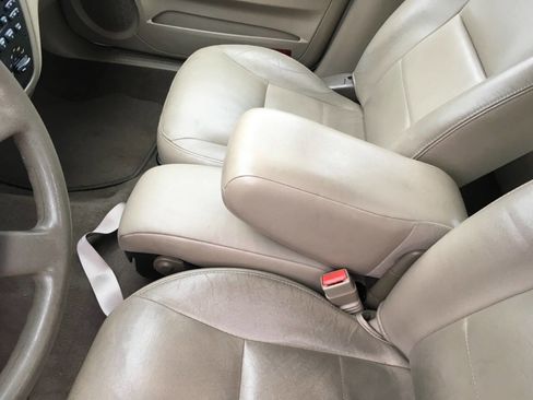 Used 2004 Ford Taurus SES image 2