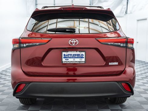 Used 2022 Toyota Highlander XLE AWD/4WD image 6